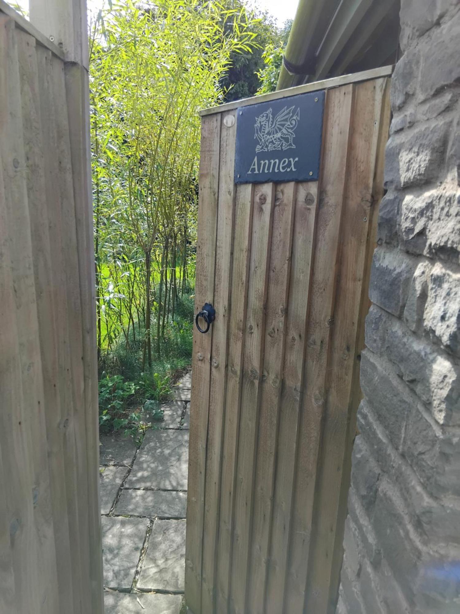 Post Office Row Apartment And Garden Крикоуел Екстериор снимка